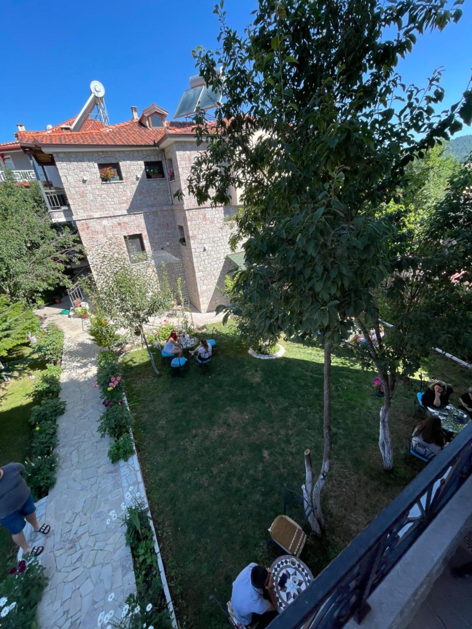 Bujtina Liana Voskopoje Hotell Exteriör bild